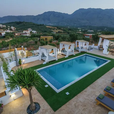 Villa Yammas, 5-bedroom Stone With Private Pool, Walking Distance From