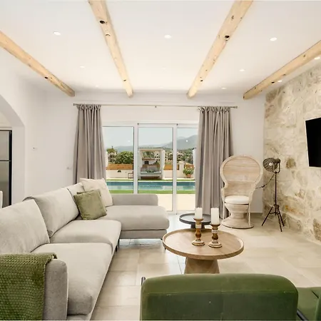 Yammas, 5-bedroom Stone With Private Pool, Walking Distance From