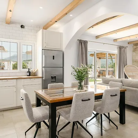 Yammas, 5-bedroom Stone With Private Pool, Walking Distance From Villa Drámia