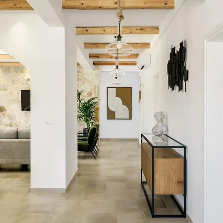 Villa Yammas, 5-bedroom Stone With Private Pool, Walking Distance From Dhrámia