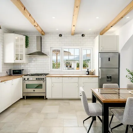 Willa Yammas, 5-bedroom Stone With Private Pool, Walking Distance From